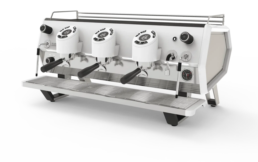 מכונת אספרסו החדישה D8 עם שלושה ראשים. SanRemo D8