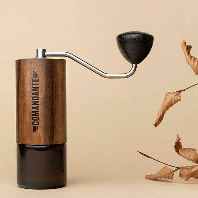 מטחנת קפה ידנית קומנדנטה ציפוי עץ ענבר נוזלי Comandante C40 Liquid Amber