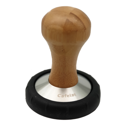 Держатель из нержавеющей стали (темпер) диаметром 51 мм и бамбуковая ручка с подставкой Cafelat.